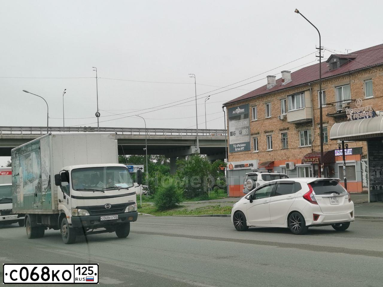Фото автомобиля HINO 300-SERIE, 2008 — госномер С068КО125. Цвет: БЕЛЫЙ