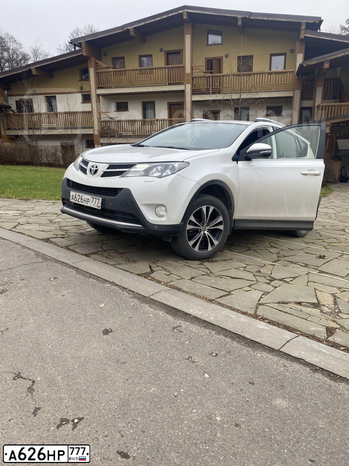 Фото автомобиля TOYOTA RAV4, 2015 — госномер А626НР777. Цвет: БЕЛЫЙ
