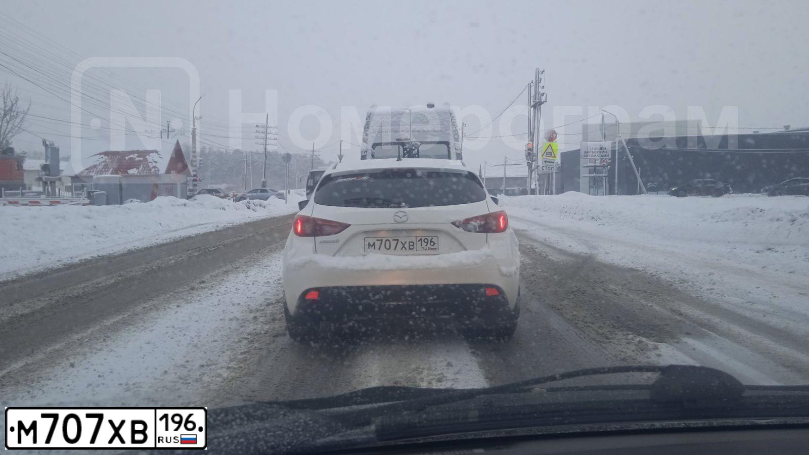 Фото автомобиля MAZDA 3, 2013 — госномер Т100НТ174. Цвет: Белый