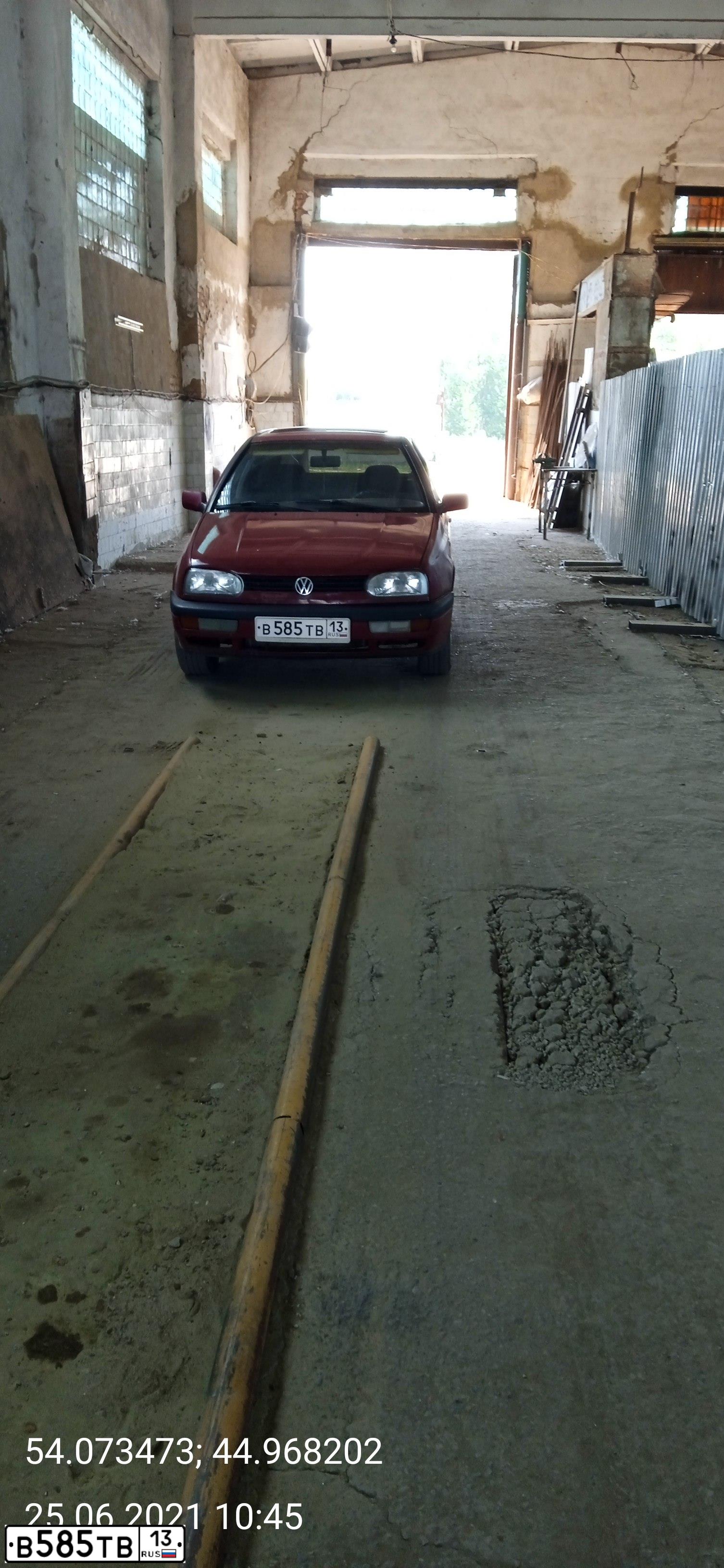 Фото автомобиля VOLKSWAGEN GOLF, 1993 — госномер М903РВ13