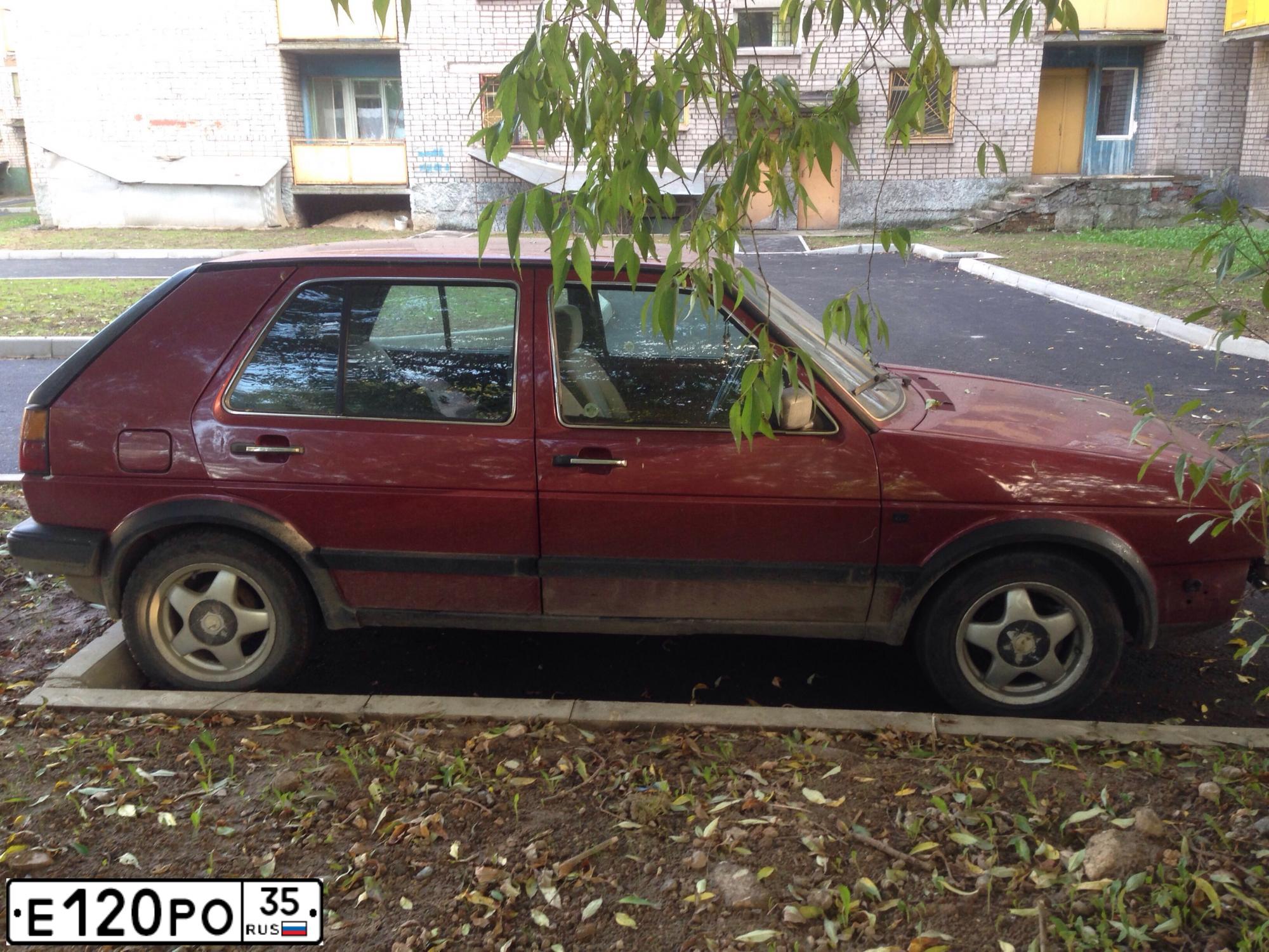 Фото автомобиля VOLKSWAGEN GOLF, 1989 — госномер В486ЕХ35. Цвет: Красный