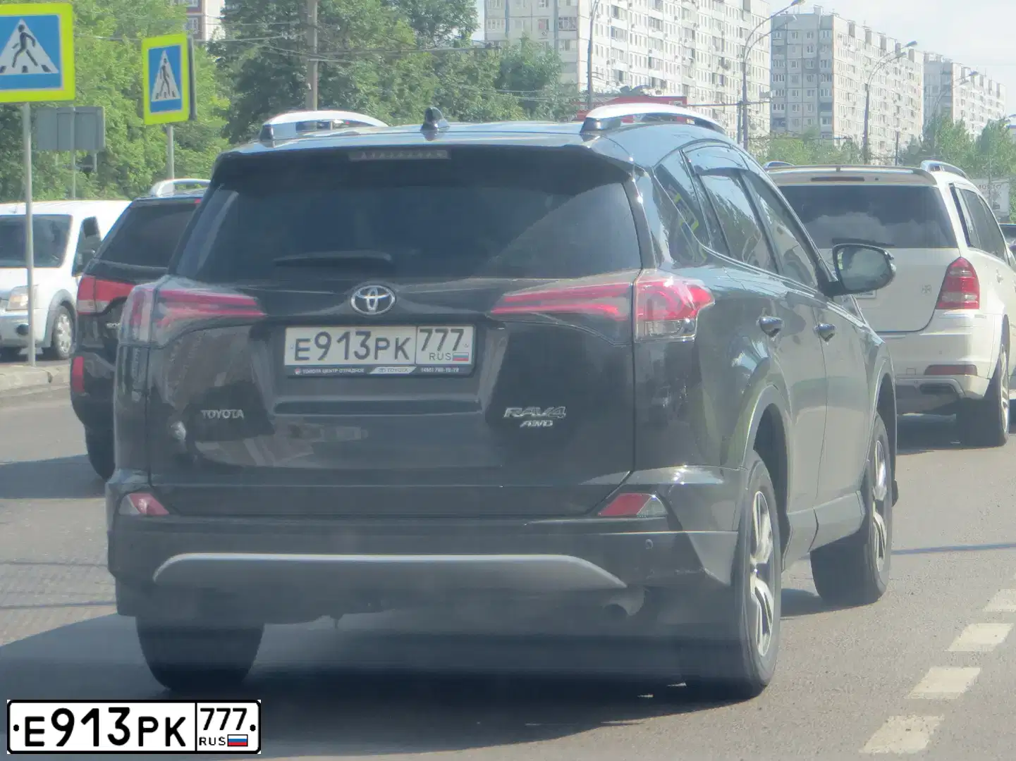 Фото автомобиля TOYOTA RAV4, 2015 — госномер Е913РК777. Цвет: ТЕМНО-КОРИЧНЕВЫЙ