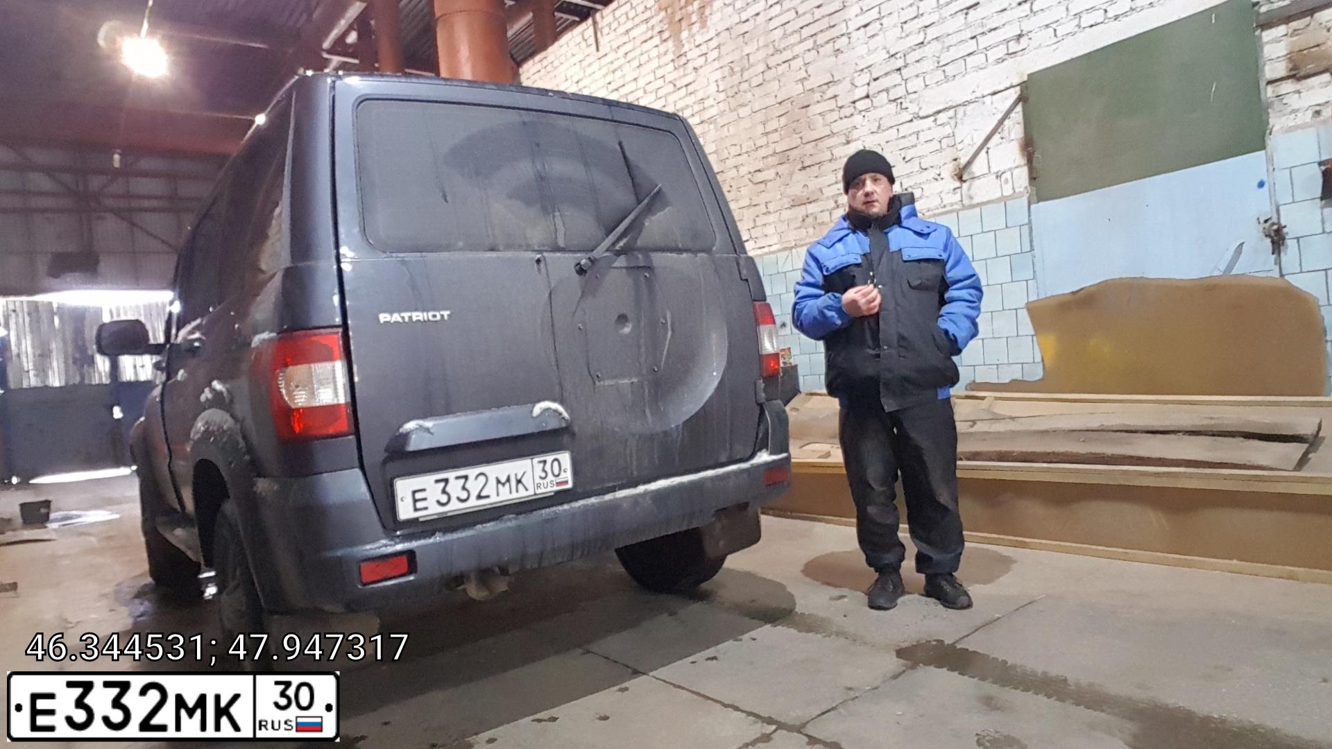 Фото автомобиля UAZ 3163 PATRIOT, 2015 — госномер Е332МК30. Цвет: ТЕМН-ЗЕЛЕНЫЙ