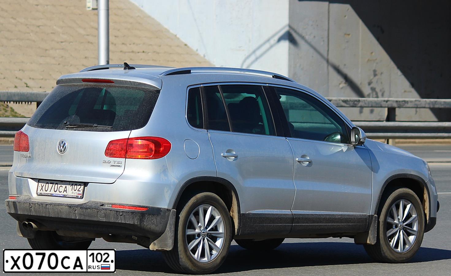 Фото автомобиля VOLKSWAGEN TIGUAN, 2013 — госномер Х070СА102. Цвет: СЕРЕБРИСТЫЙ