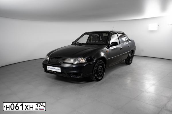 Фото автомобиля DAEWOO NEXIA, 2012 — госномер Т832ЕХ774. Цвет: Бледно-Черный