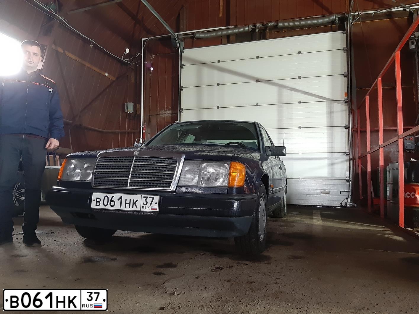 Фото автомобиля MERCEDES E-KLASSE, 1985 — госномер С406ОТ33. Цвет: синий