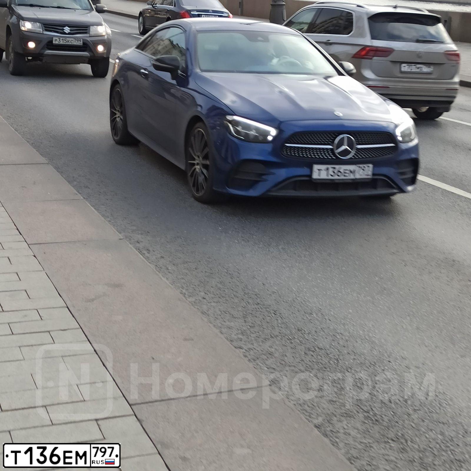 Фото автомобиля MERCEDES-BENZ E-CLASS Е 200 4МАТIС, 2021 — госномер Т136ЕМ797. Цвет: синий