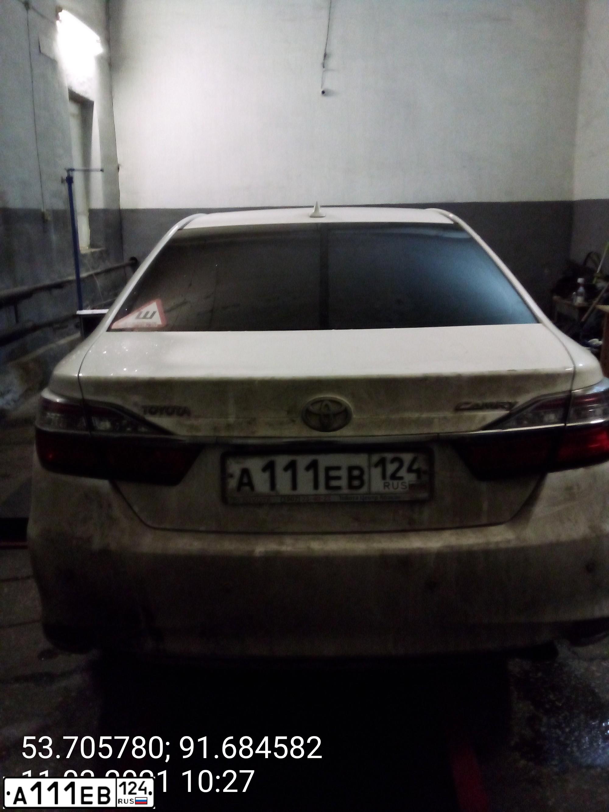 Фото автомобиля TOYOTA CAMRY, 2012 — госномер О587НЕ124. Цвет: БЕЛЫЙ