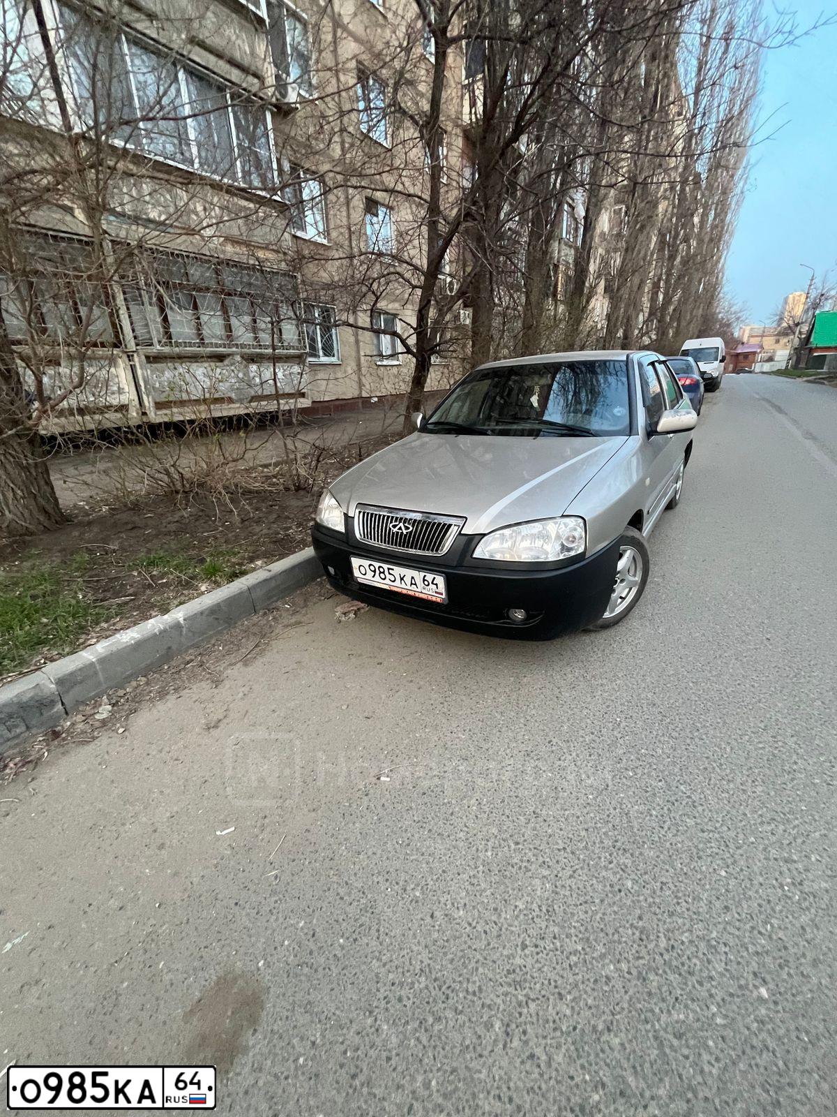 Фото автомобиля CHERY AMULET /FLAGCLOUD/, 2007 — госномер О985КА64. Цвет: Серебристый