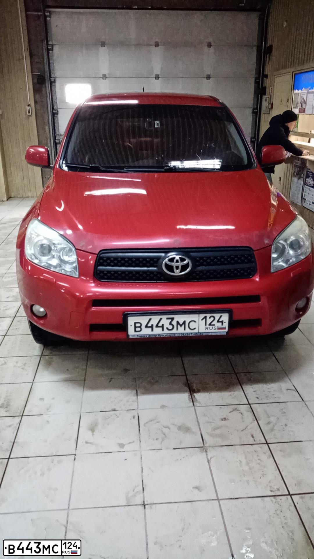 Фото автомобиля TOYOTA RAV4, 2008 — госномер В443МС124. Цвет: КРАСНЫЙ