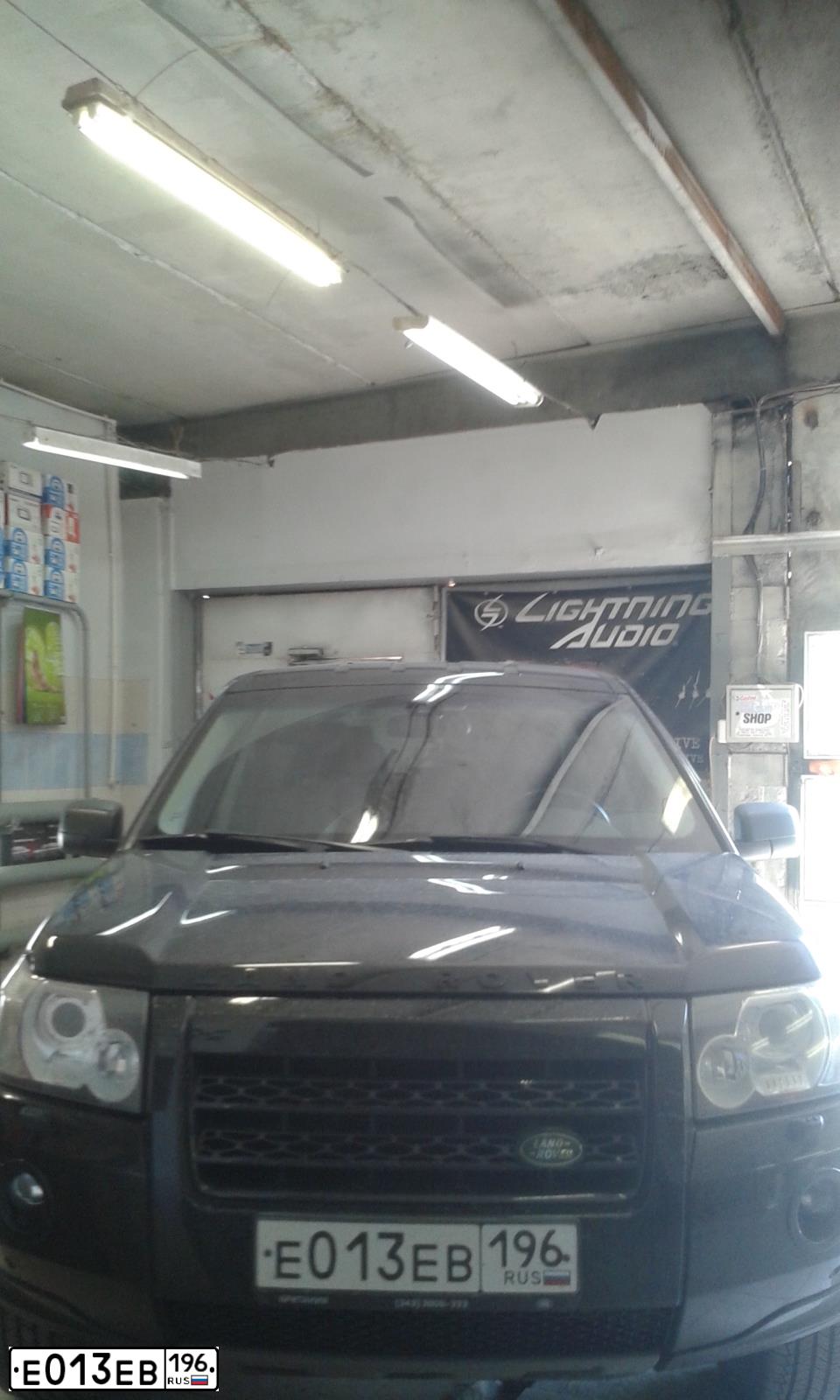 Фото автомобиля LANDROVER FREELANDER, 2008 — госномер В003УВ66. Цвет: ЧЕРНЫЙ