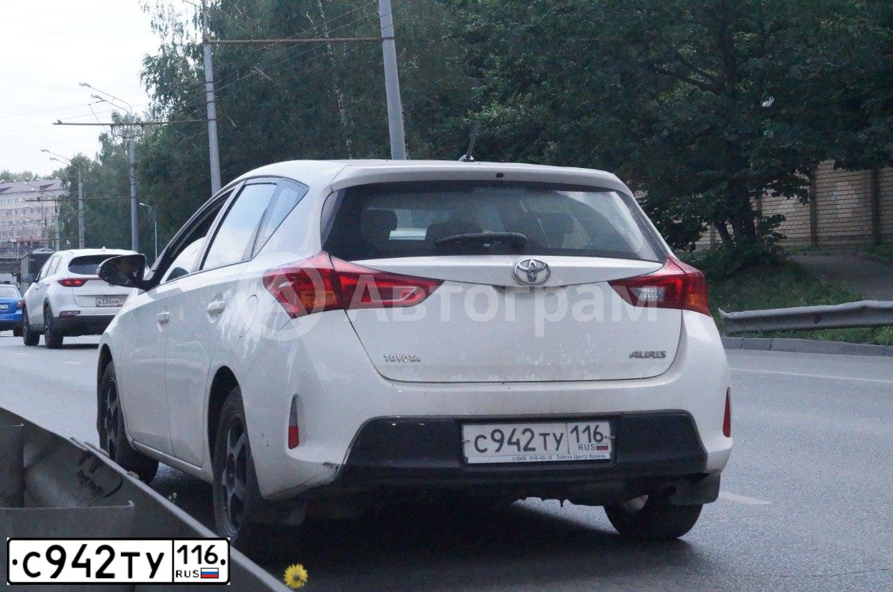 Фото автомобиля TOYOTA AURIS, 2013 — госномер С942ТУ116. Цвет: БЕЛЫЙ