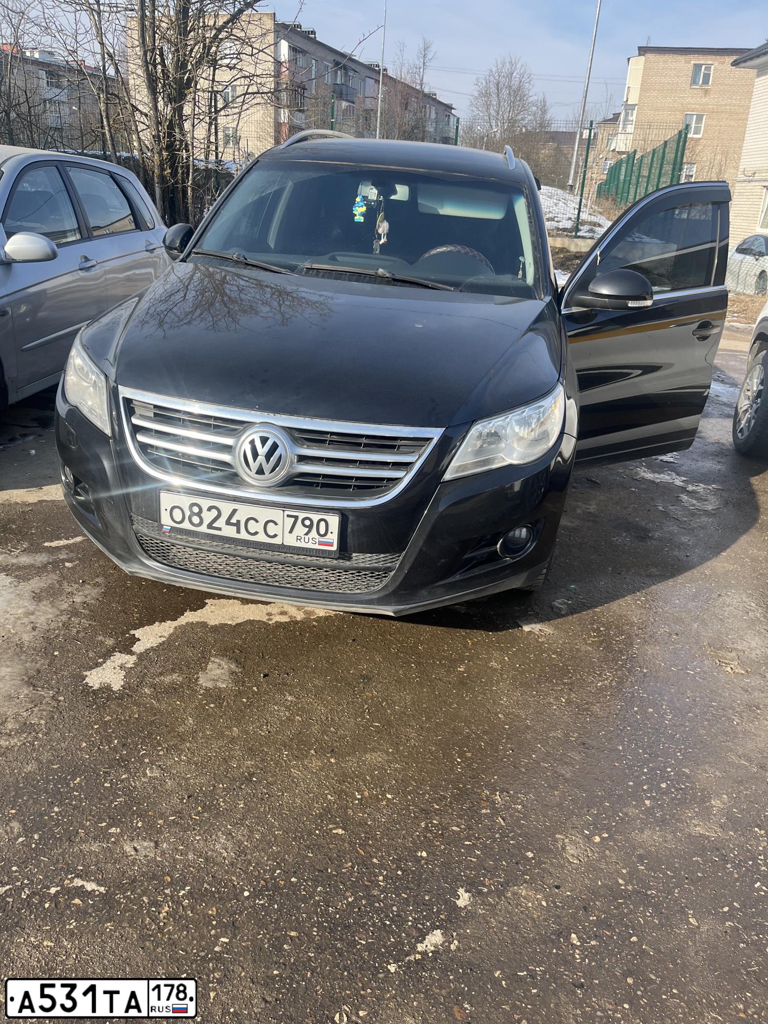 Фото автомобиля VOLKSWAGEN TIGUAN, 2011 — госномер О824СС790. Цвет: ЧЕРНЫЙ