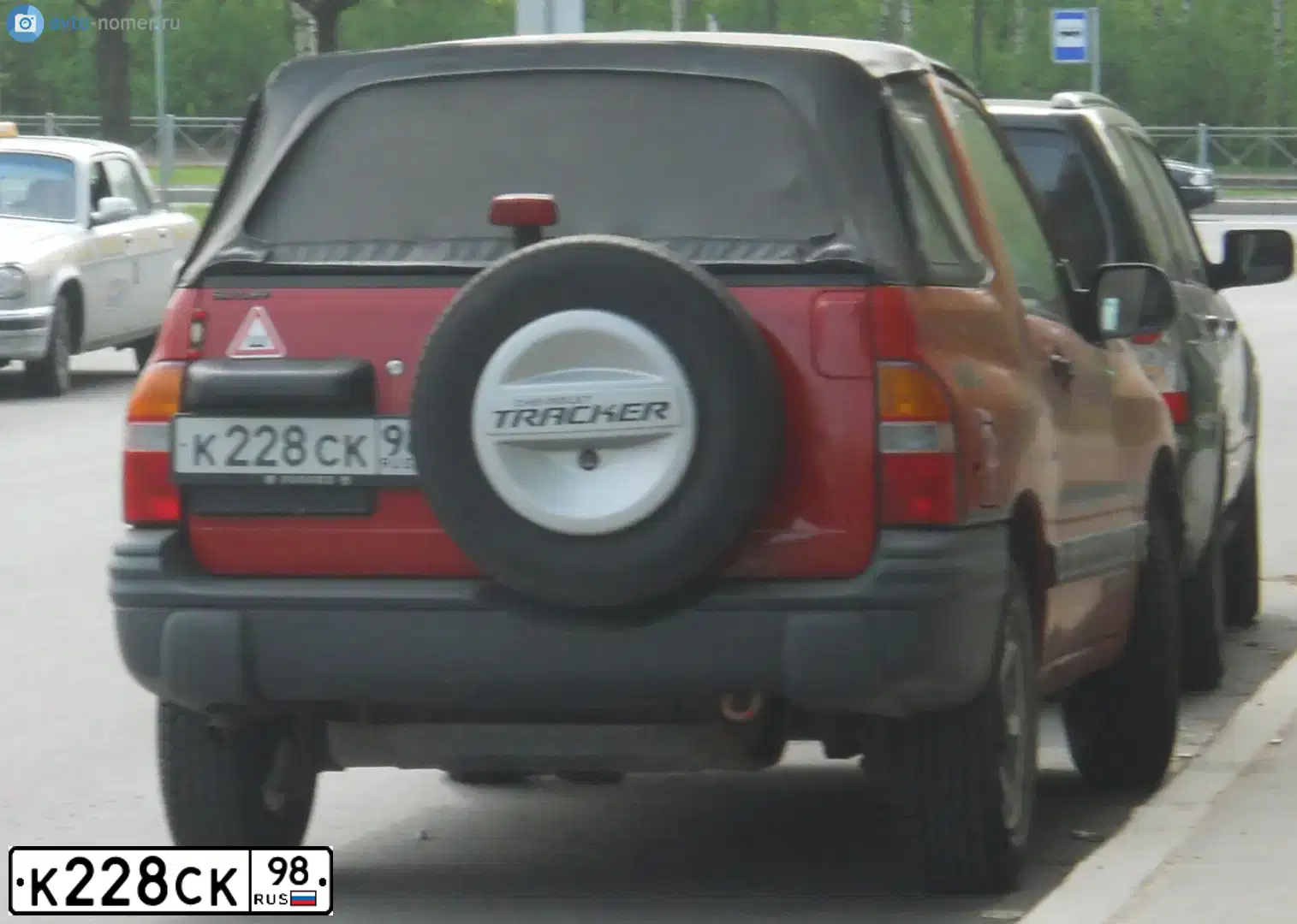 Фото автомобиля CHEVROLET TRACKER, 1999 — госномер К228СК98. Цвет: КРАСНЫЙ