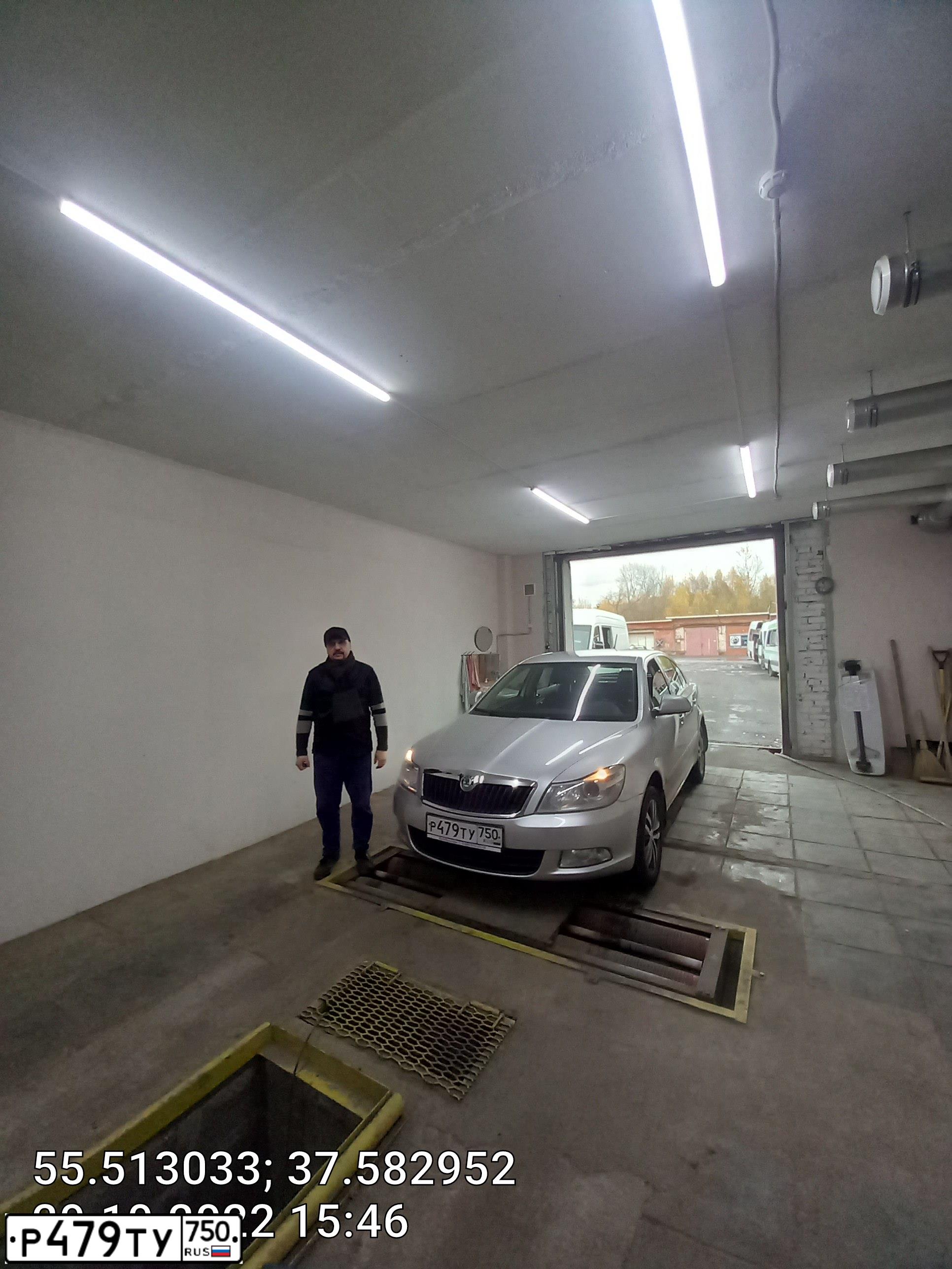 Фото автомобиля SKODA OCTAVIA, 2012 — госномер Р910ЕХ68. Цвет: Серебристый