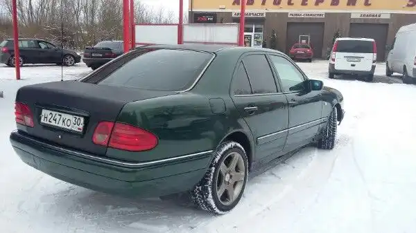 Фото автомобиля MERCEDES E-KLASSE, 1997 — госномер С331СЕ39. Цвет: ЗЕЛЕНЫЙ