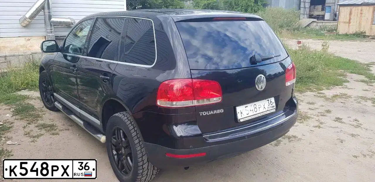 Фото автомобиля VOLKSWAGEN TOUAREG, 2003 — госномер К548РХ36. Цвет: ЧЕРНЫЙ