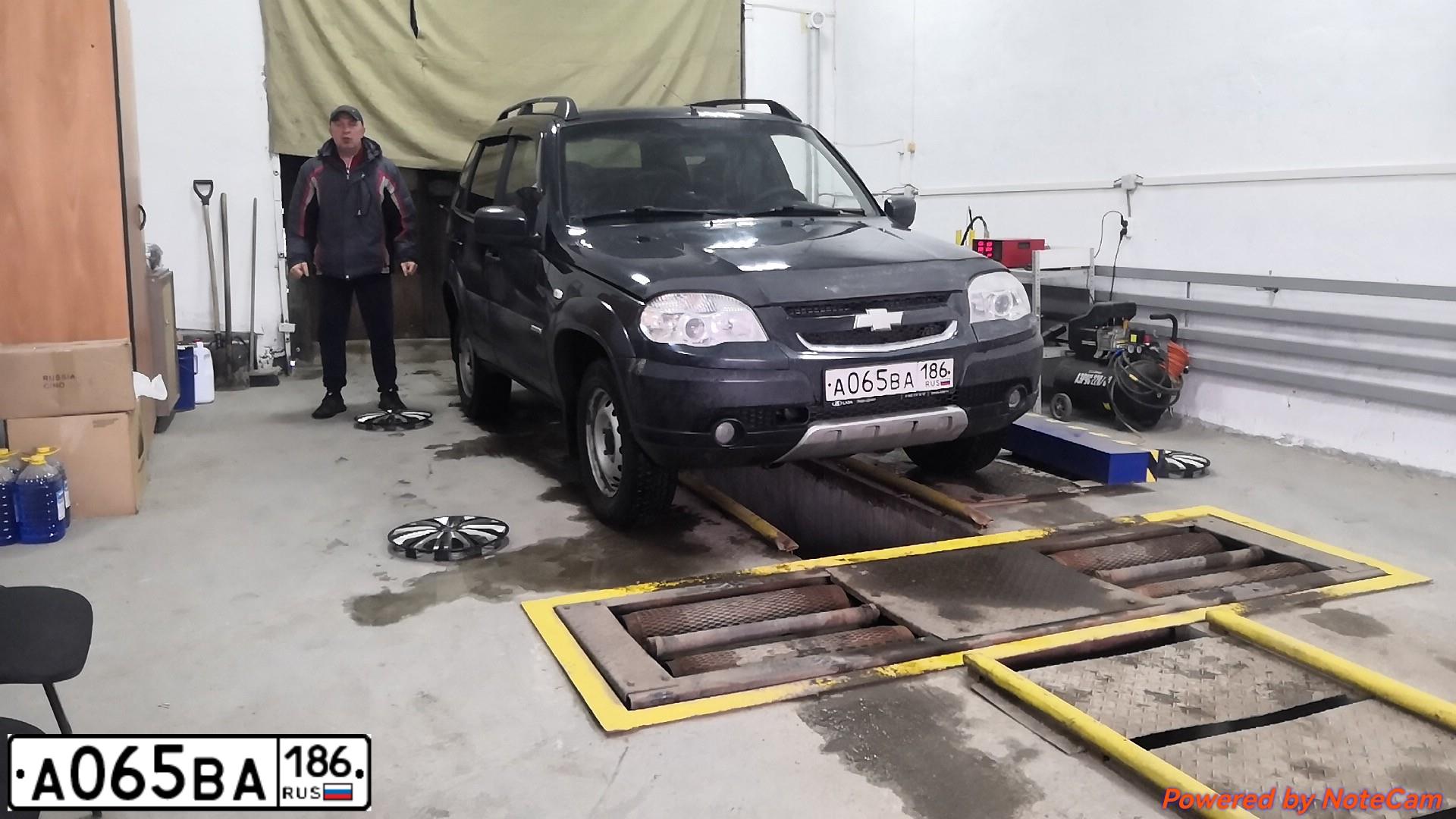 Фото автомобиля CHEVROLET NIVA, 2012 — госномер Р158НВ154. Цвет: Черно-синий металлик