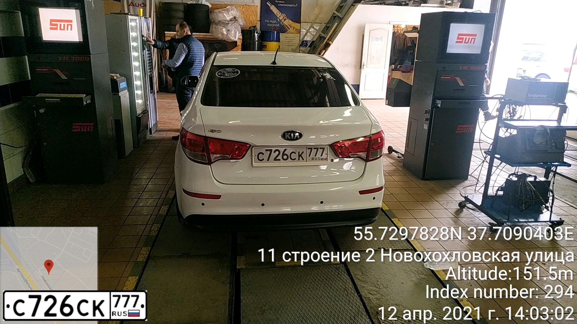 Фото автомобиля KIA RIO, 2016 — госномер С726СК777. Цвет: БЕЛЫЙ