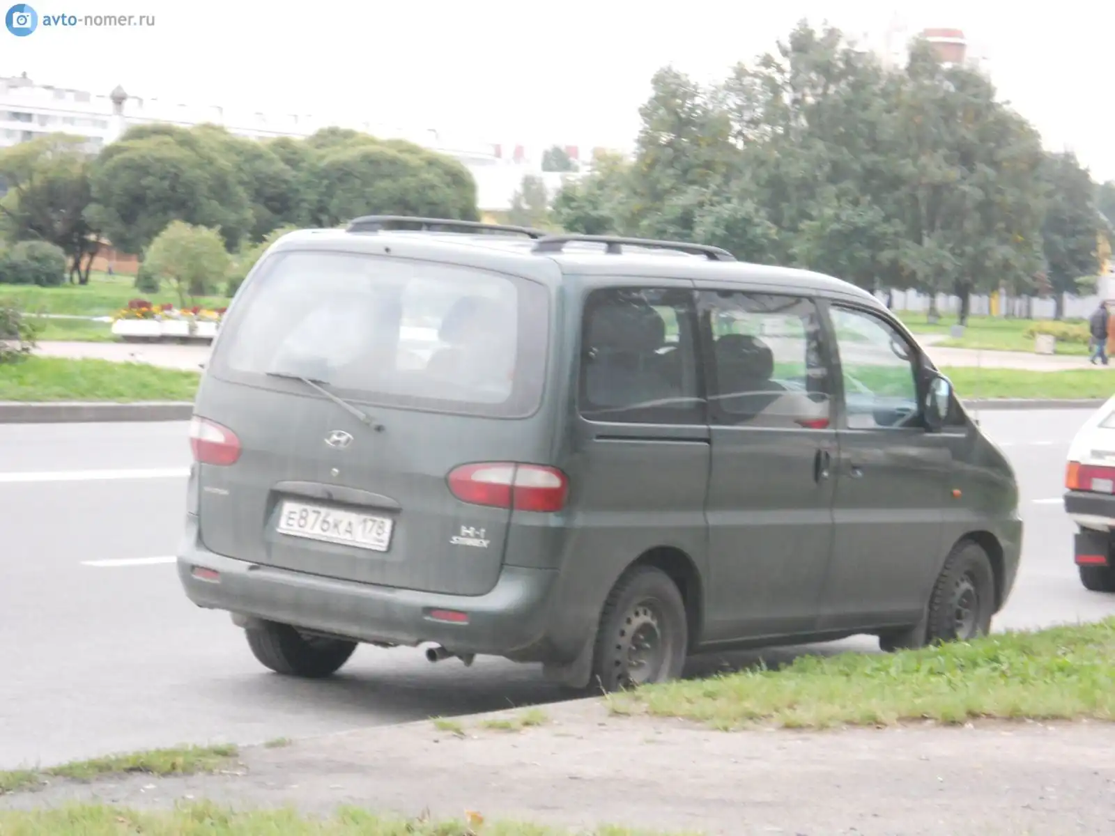 Фото автомобиля HYUNDAI H 1/H 100/STAREX, 1998 — госномер С924ЕТ198. Цвет: ЗЕЛЕНЫЙ