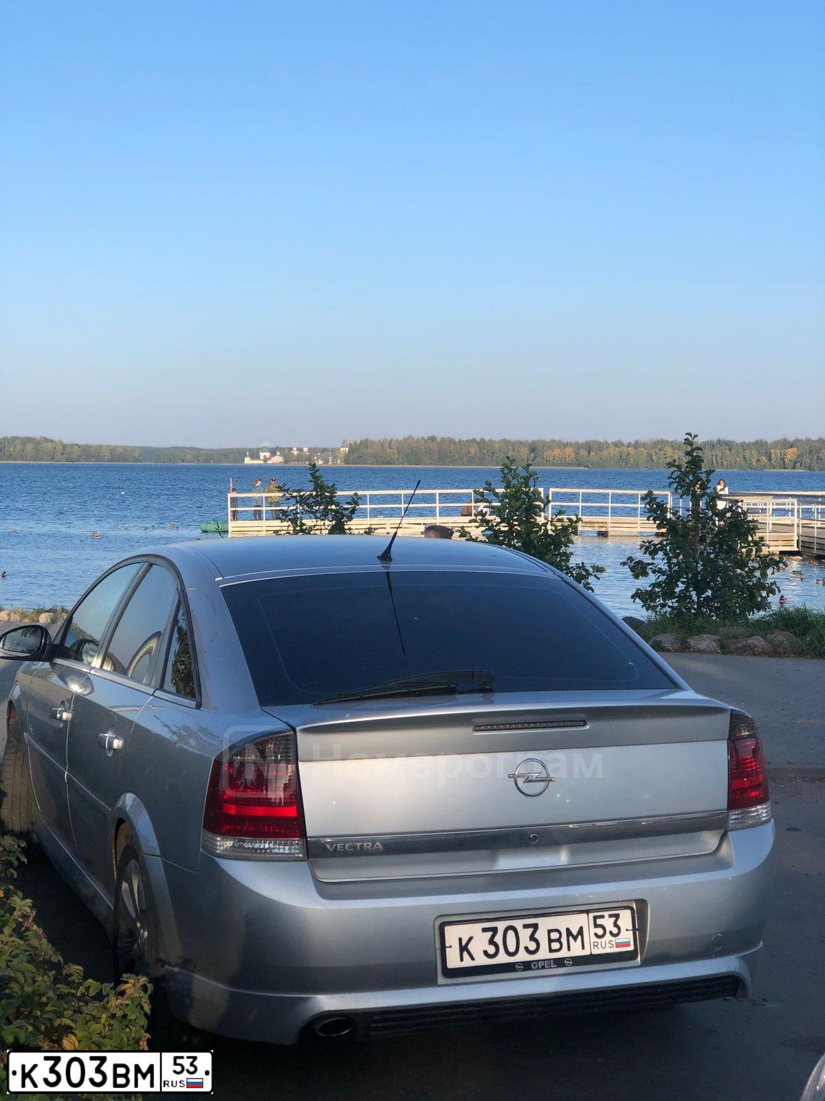 Фото автомобиля OPEL VECTRA, 2008 — госномер К303ВМ53. Цвет: СЕРЕБРИСТЫЙ
