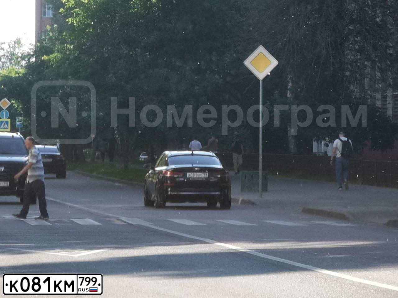 Фото автомобиля TOYOTA LANDCRUISER 200, 2011 — госномер К081КМ799. Цвет: ЧЕРНЫЙ