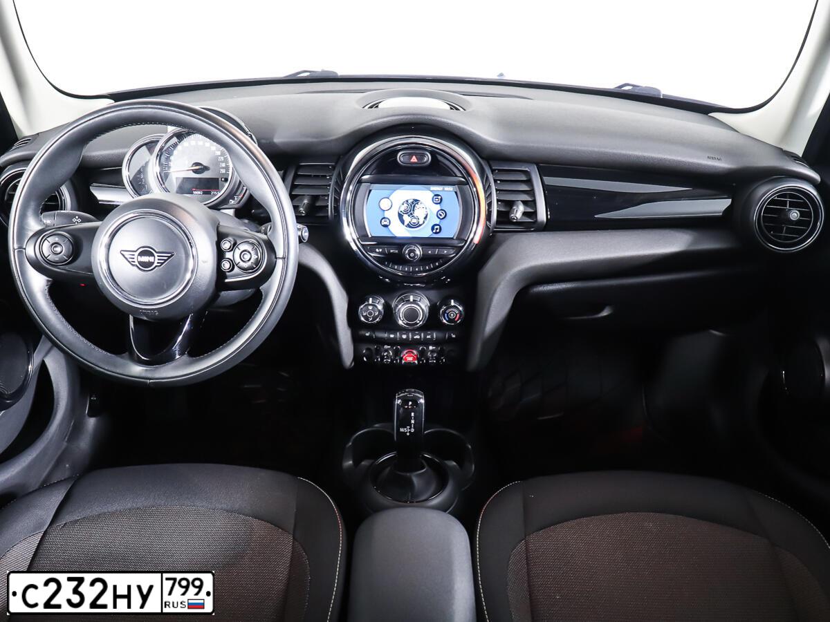 Фото автомобиля MINI МИНИ COOPER, 2019 — госномер С232НУ799. Цвет: голубой