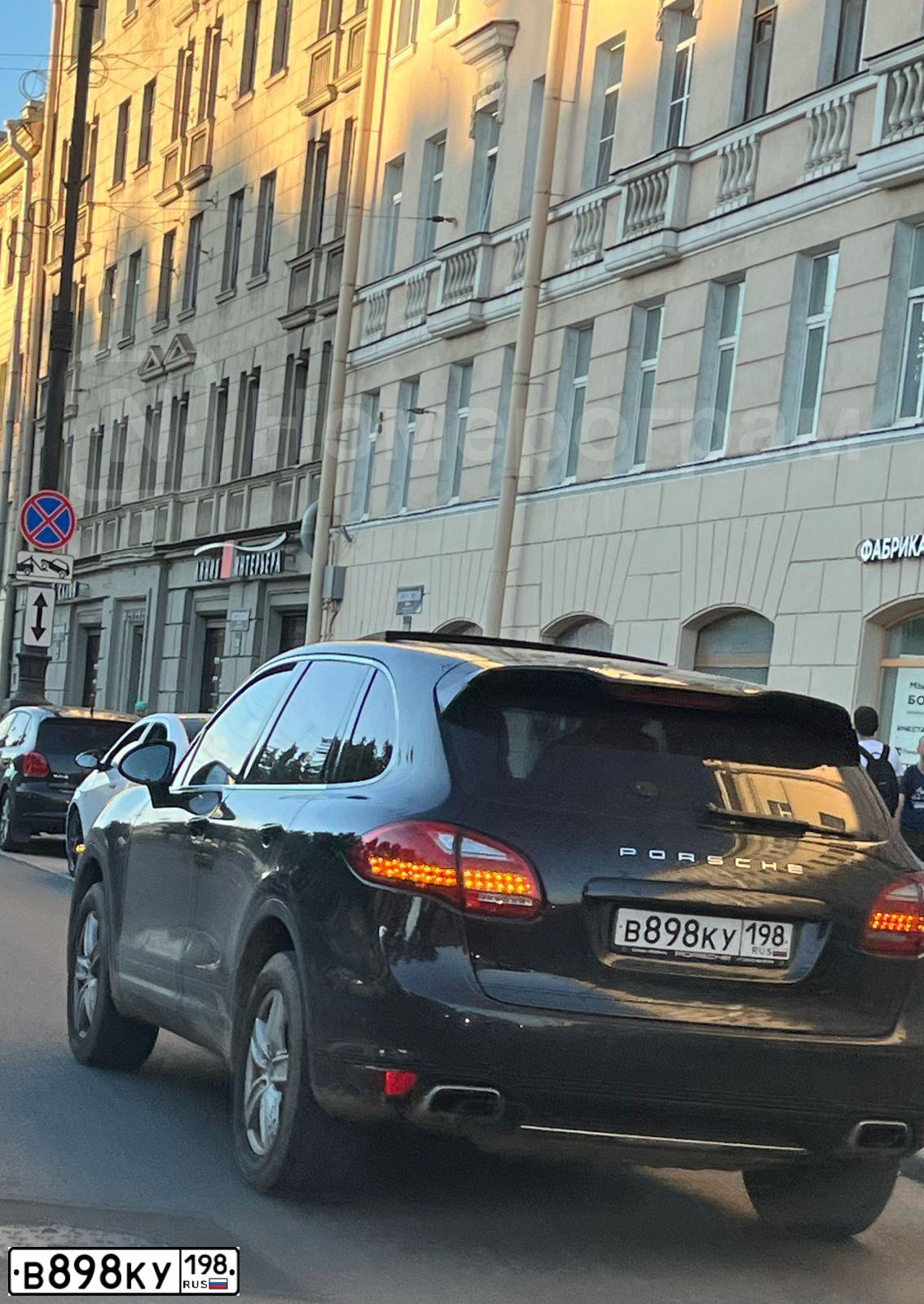 Фото автомобиля PORSCHE CAYENNE, 2012 — госномер В898КУ198. Цвет: ЧЕРНЫЙ