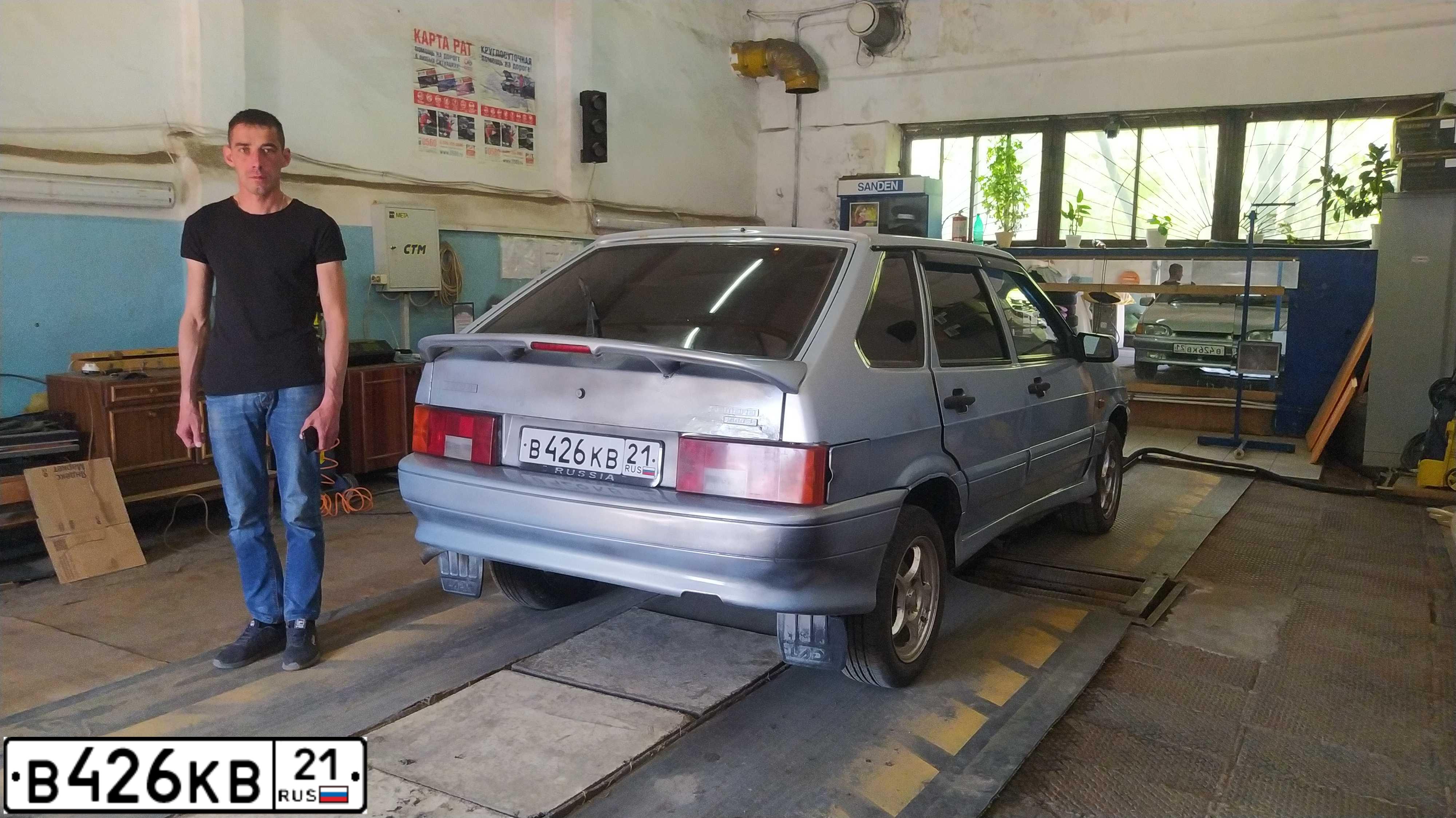 Фото автомобиля LADA 2114 SAMARA, 2005 — госномер В426КВ21. Цвет: СЕРЕБРИСТЫЙ