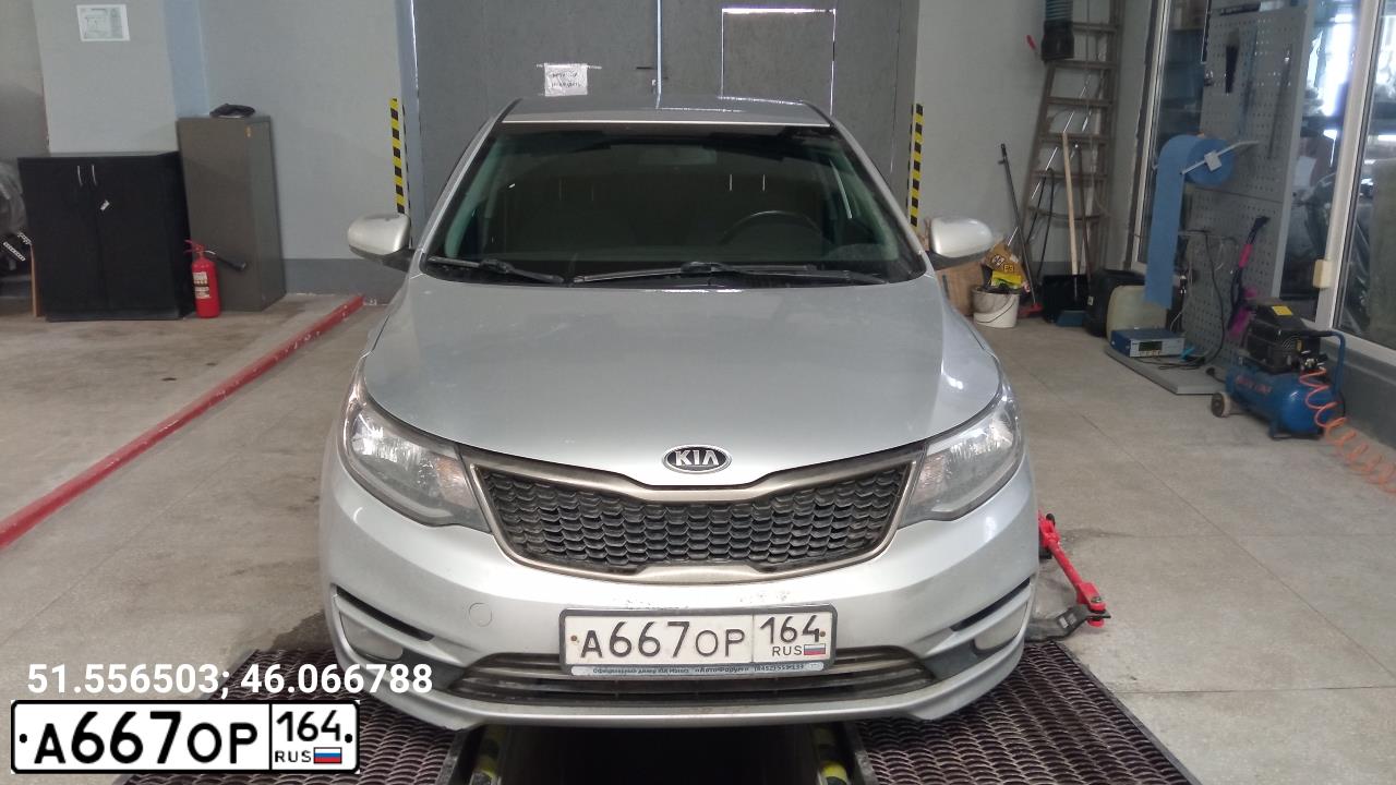 Фото автомобиля KIA RIO, 2016 — госномер А667ОР164. Цвет: Серебристый