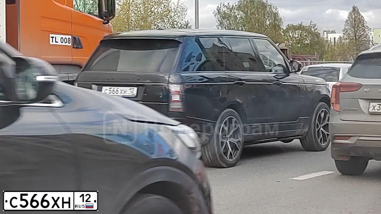 Фото автомобиля LANDROVER RANGE ROVER, 2013 — госномер Х004ВС12. Цвет: ЧЕРНЫЙ