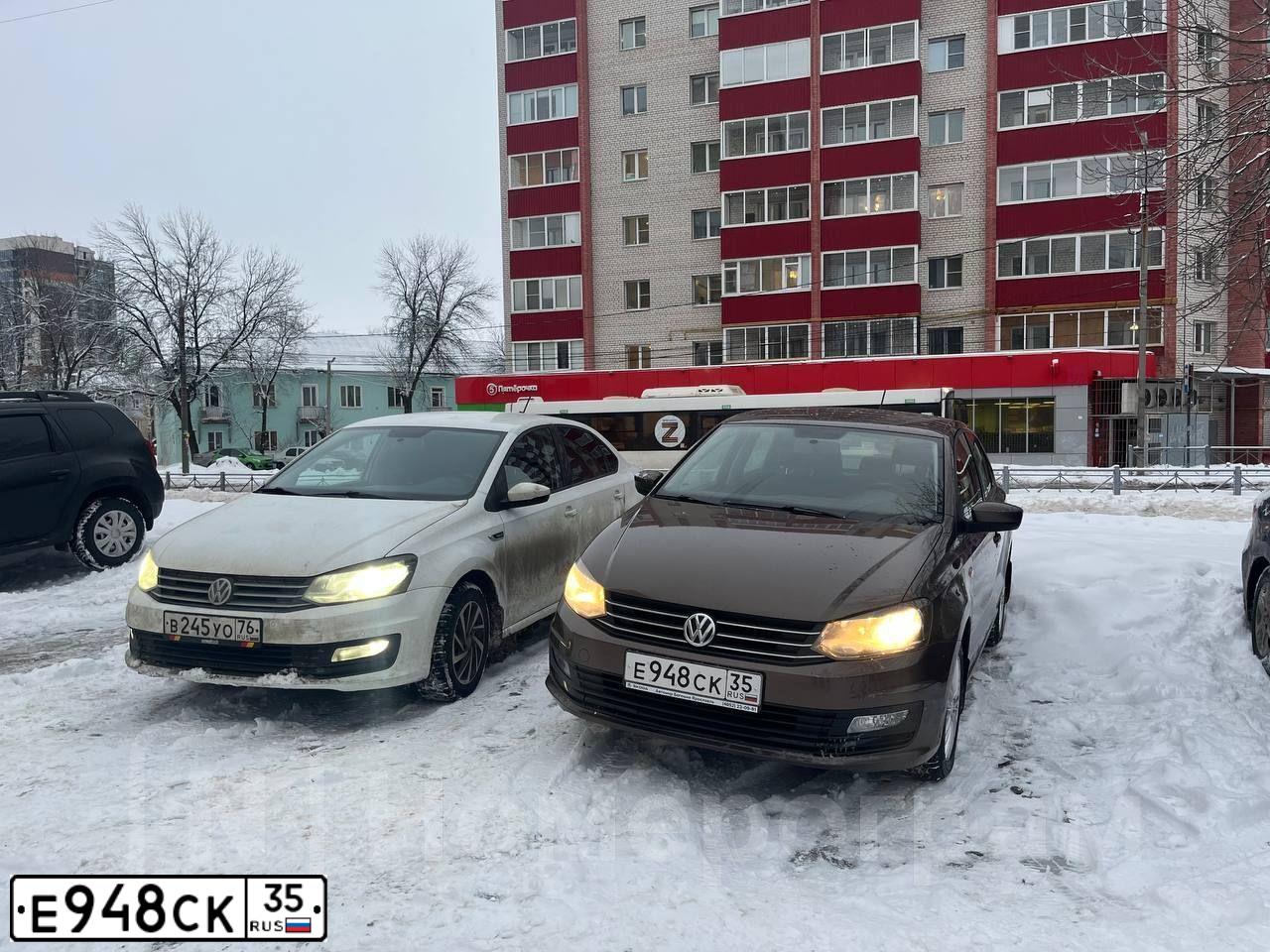 Фото автомобиля VOLKSWAGEN POLO, 2015 — госномер О742УН44. Цвет: Коричневый