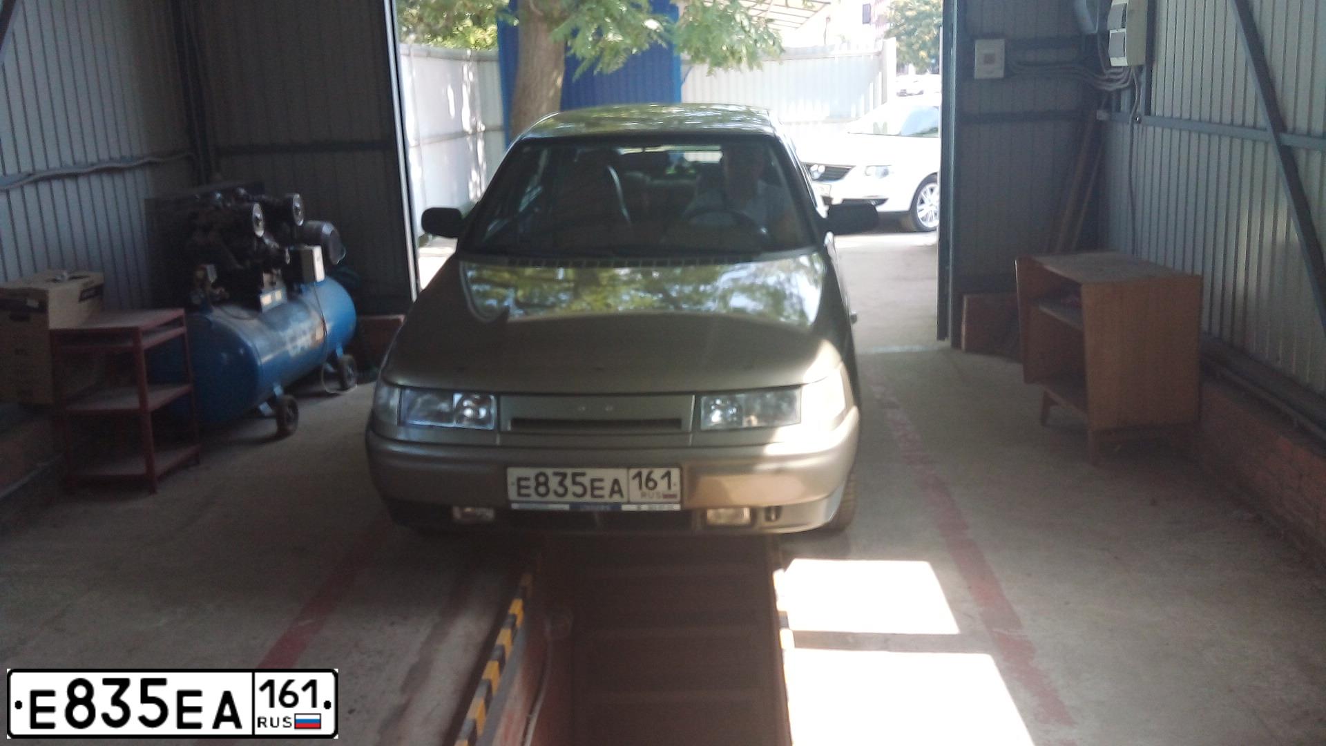 Фото автомобиля LADA 2110, 2002 — госномер Е835ЕА161. Цвет: СЕРЕБРИСТО-СЕРО ЗЕЛЕ