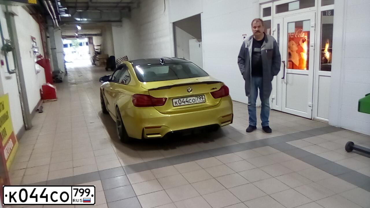 Фото автомобиля BMW M4, 2016 — госномер К044СО799. Цвет: ЖЕЛТЫЙ