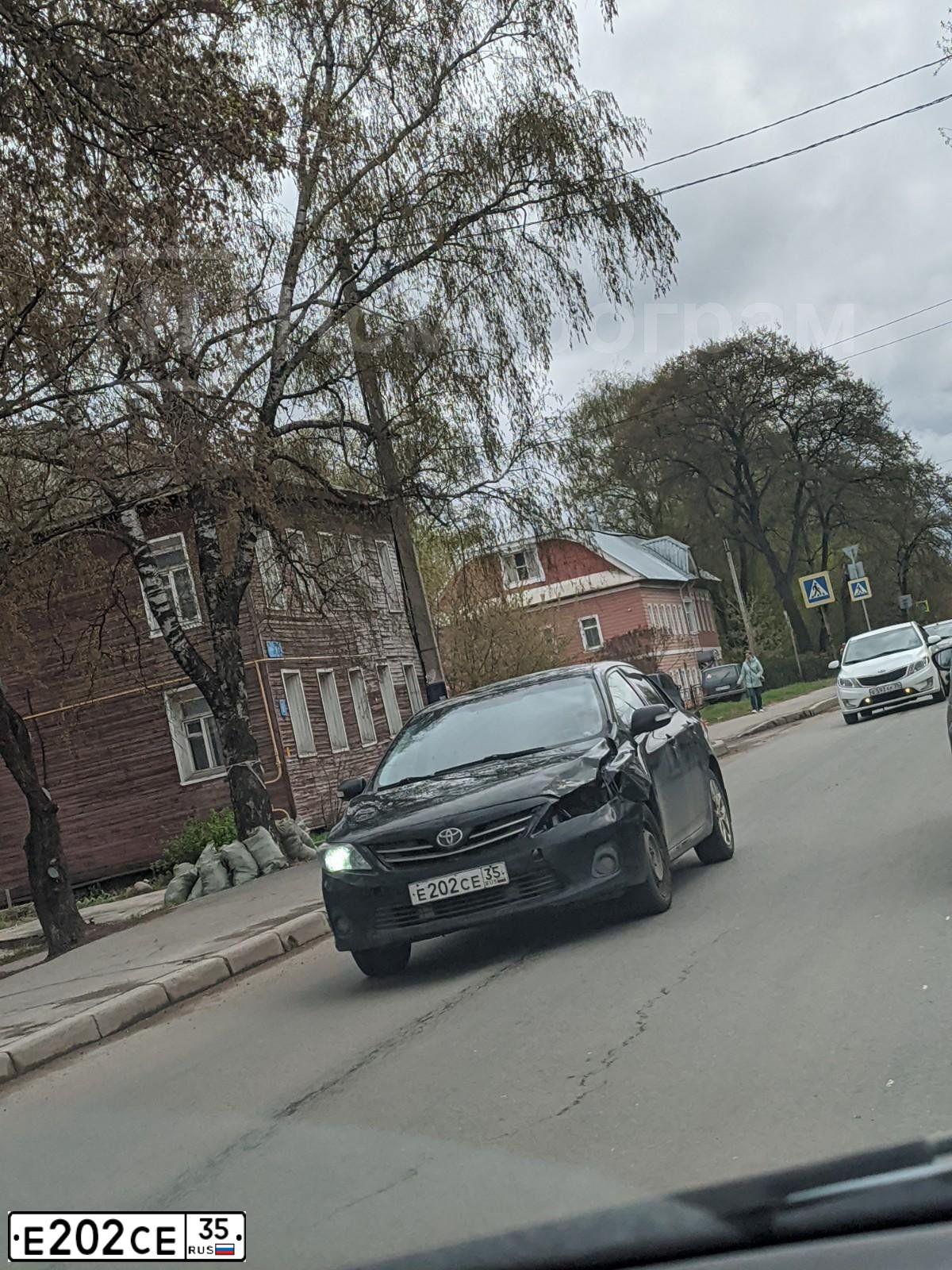 Фото автомобиля TOYOTA COROLLA, 2011 — госномер Е202СЕ35. Цвет: ЧЕРНЫЙ