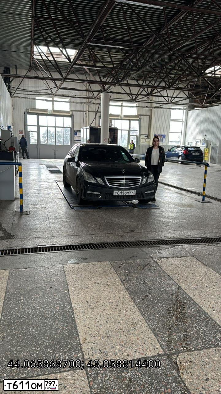 Фото автомобиля MERCEDES E-KLASSE, 2012 — госномер Р691ХР799. Цвет: ЧЕРНЫЙ
