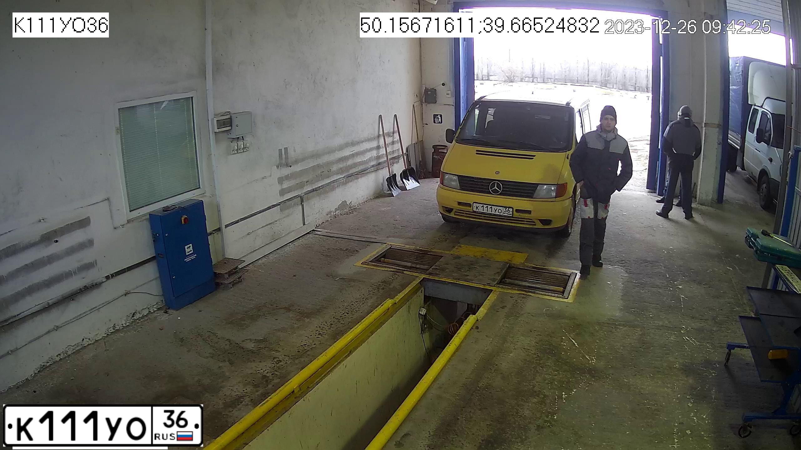 Фото автомобиля MERCEDES-BENZ VITO, 1997 — госномер О952ХХ48. Цвет: ЖЕЛТЫЙ