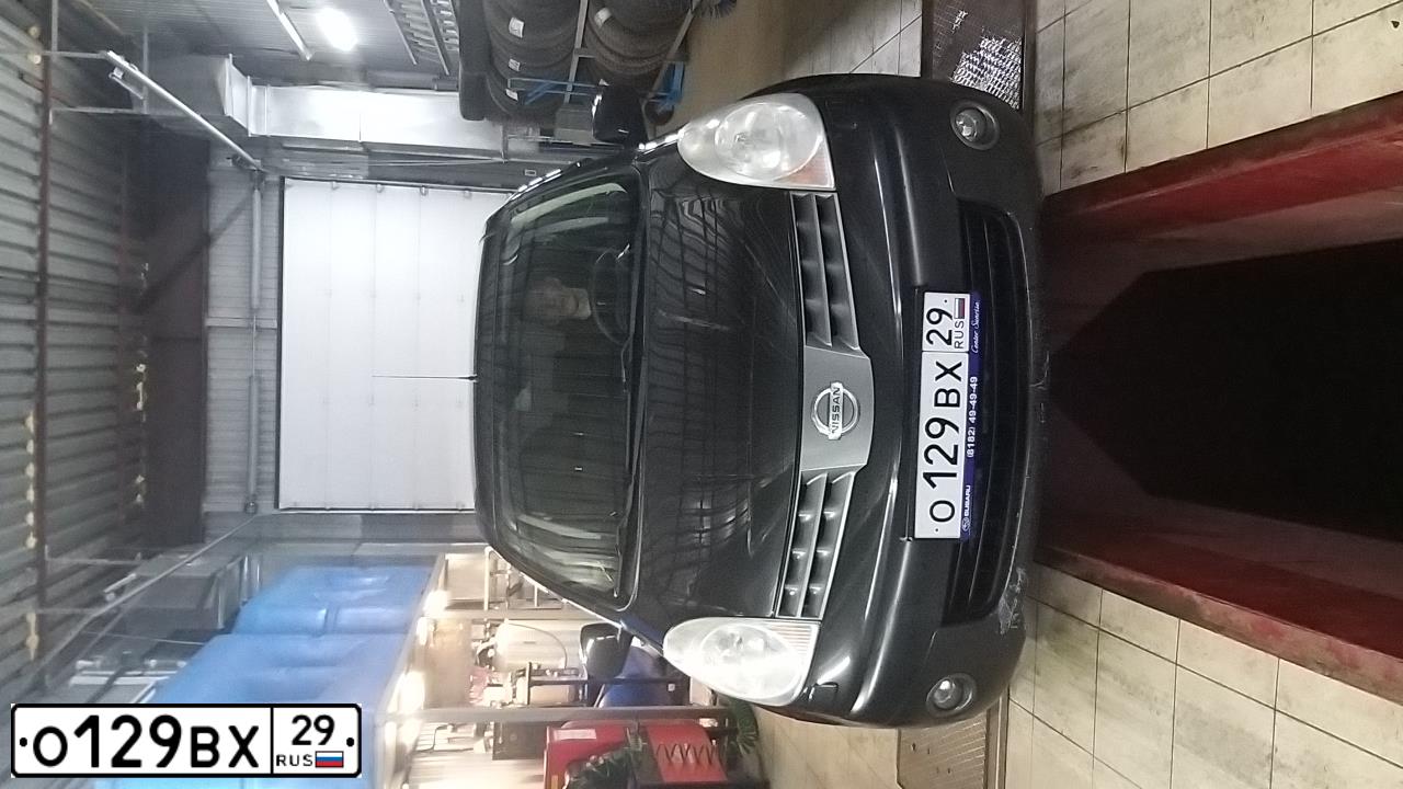 Фото автомобиля NISSAN NOTE, 2007 — госномер О129ВХ29. Цвет: ЧЕРНЫЙ