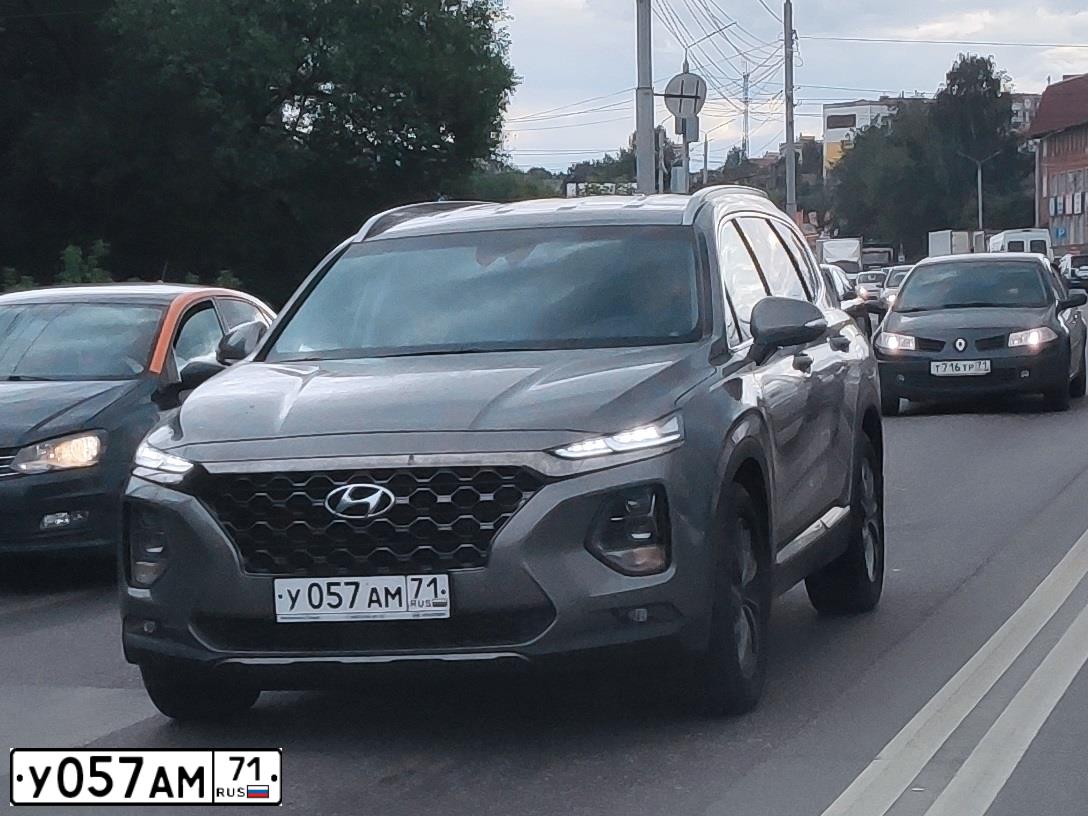Фото автомобиля HYUNDAI SANTA FE, 2019 — госномер У057АМ71. Цвет: Серый