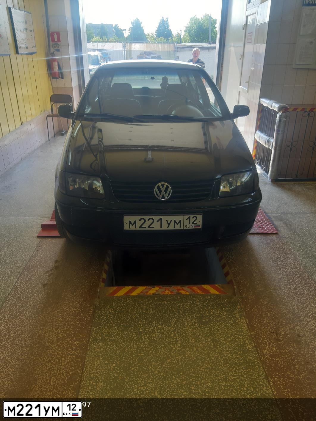Фото автомобиля VOLKSWAGEN POLO 1 4, 2000 — госномер Т632ВХ12. Цвет: ЧЕРНЫЙ