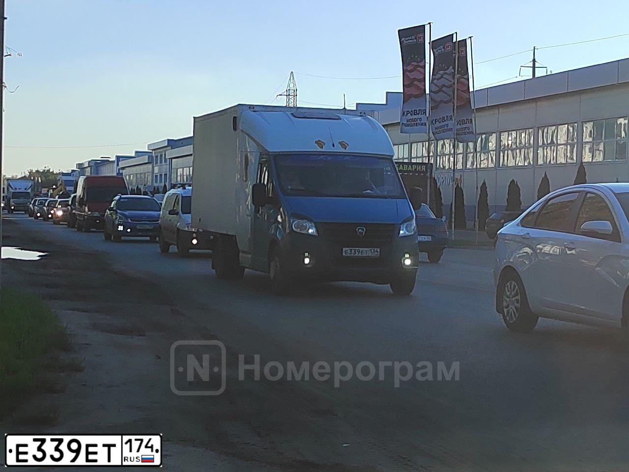 Фото автомобиля LADA 2109 SAMARA, 2002 — госномер У339ЕТ174. Цвет: СЕРЕБРИСТЫЙ ЖЕЛТО-ЗЕЛЕНЫЙ