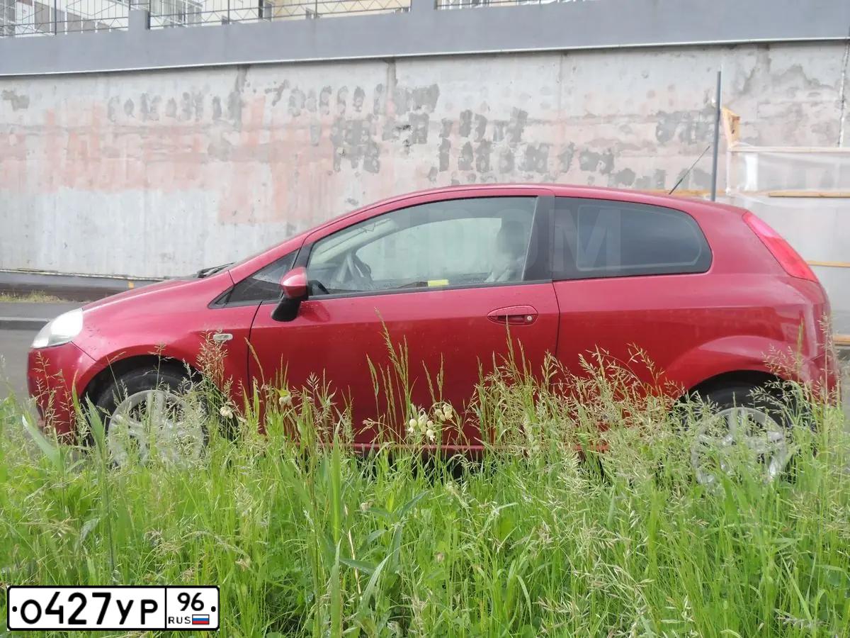 Фото автомобиля FIAT PUNTO, 2008 — госномер О427УР96. Цвет: Красный