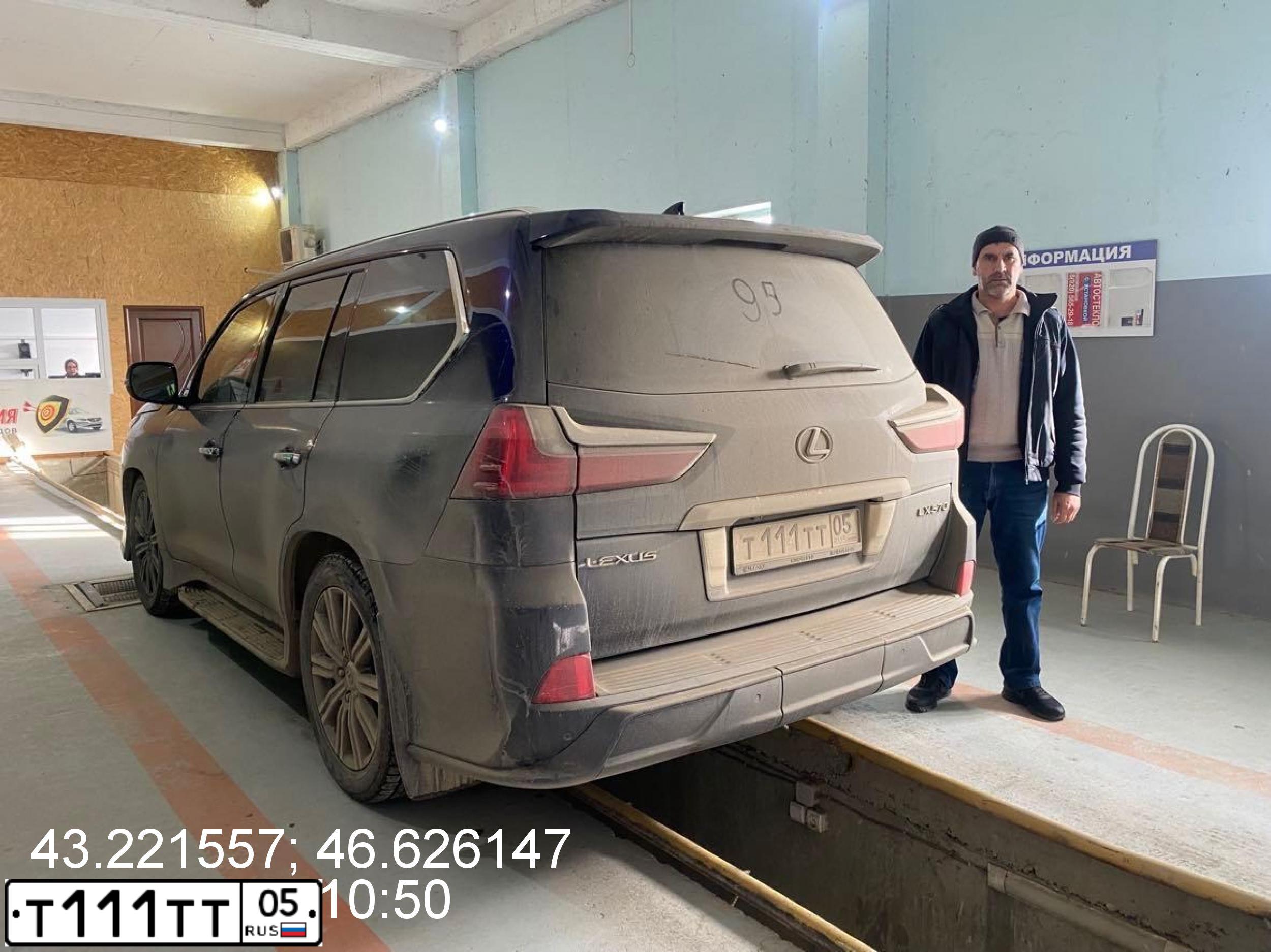 Фото автомобиля LEXUS LX, 2016 — госномер Т111ТТ05. Цвет: синий