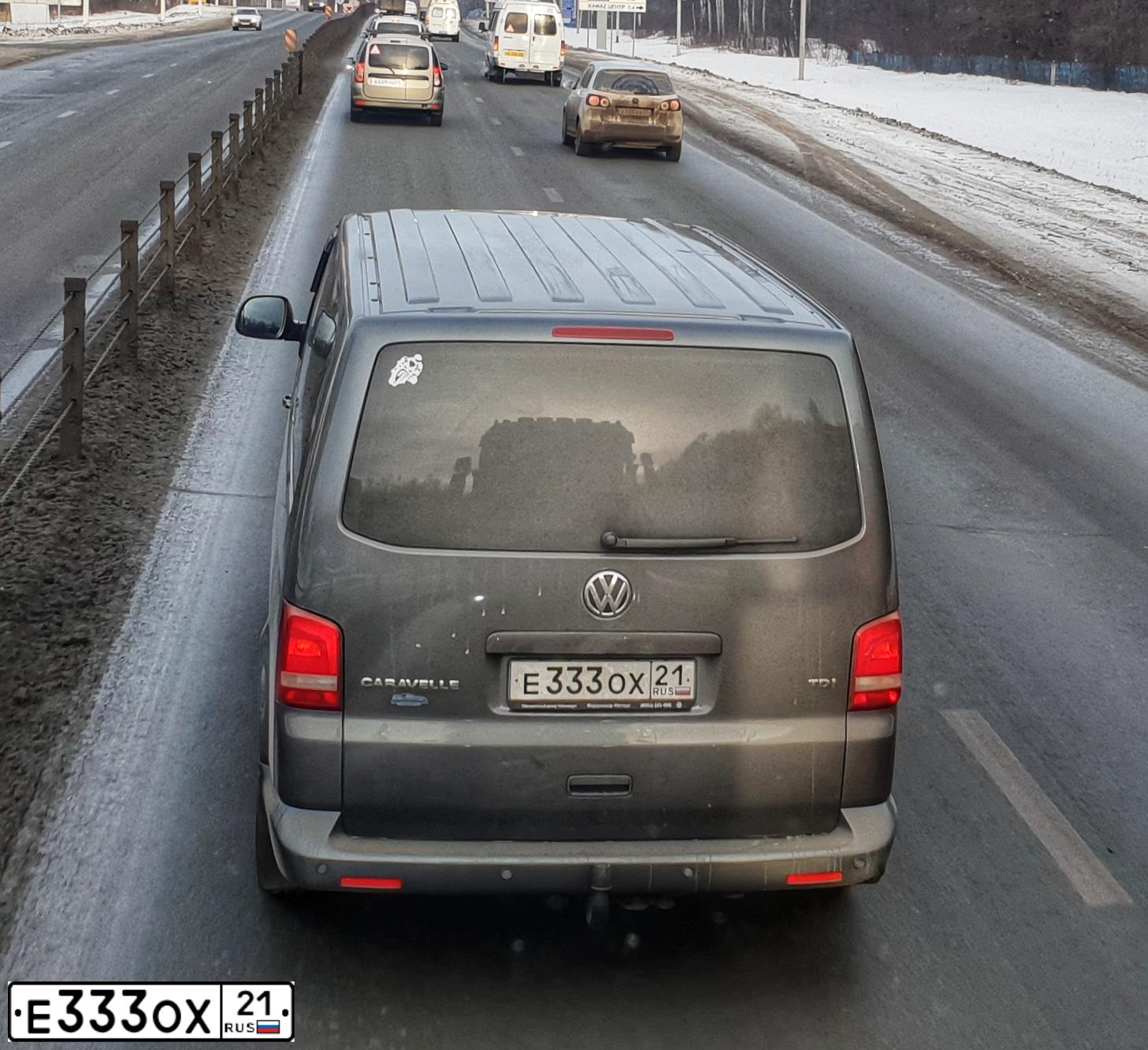 Фото автомобиля VOLKSWAGEN CARAVELLE, 2010 — госномер Е333ОХ21. Цвет: ТЕМНО-СЕРЫЙ