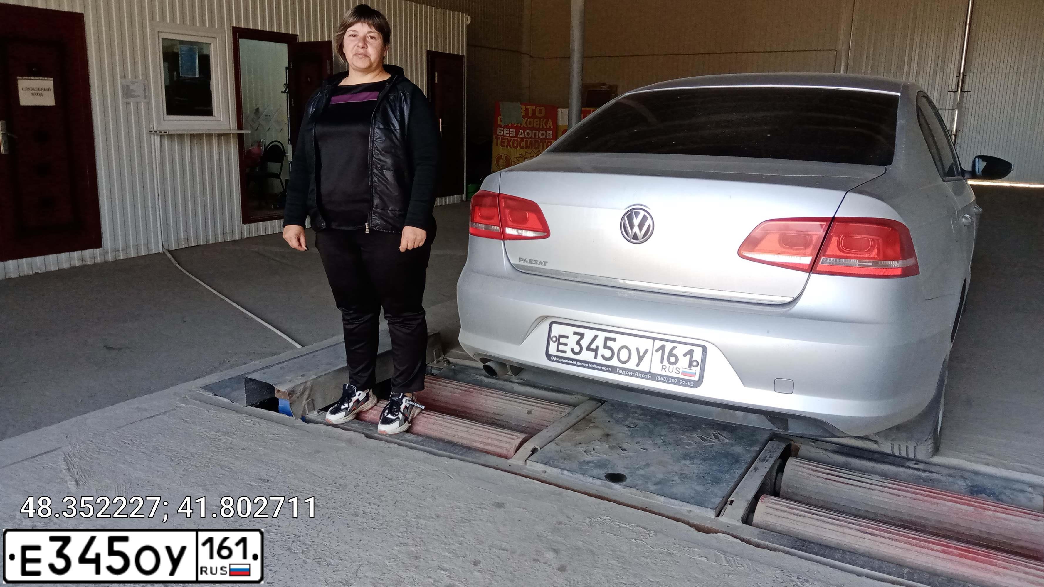 Фото автомобиля VOLKSWAGEN PASSAT, 2012 — госномер Е345ОУ161. Цвет: Серебристый