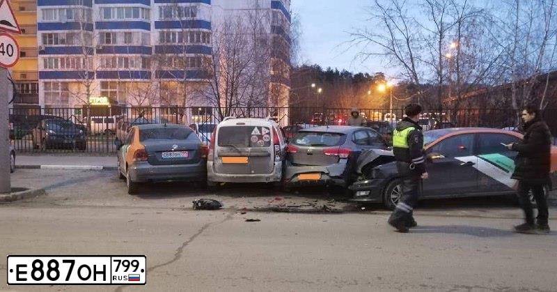 Фото автомобиля VOLKSWAGEN POLO, 2019 — госномер Е887ОН799. Цвет: СЕРО-СИНИЙ