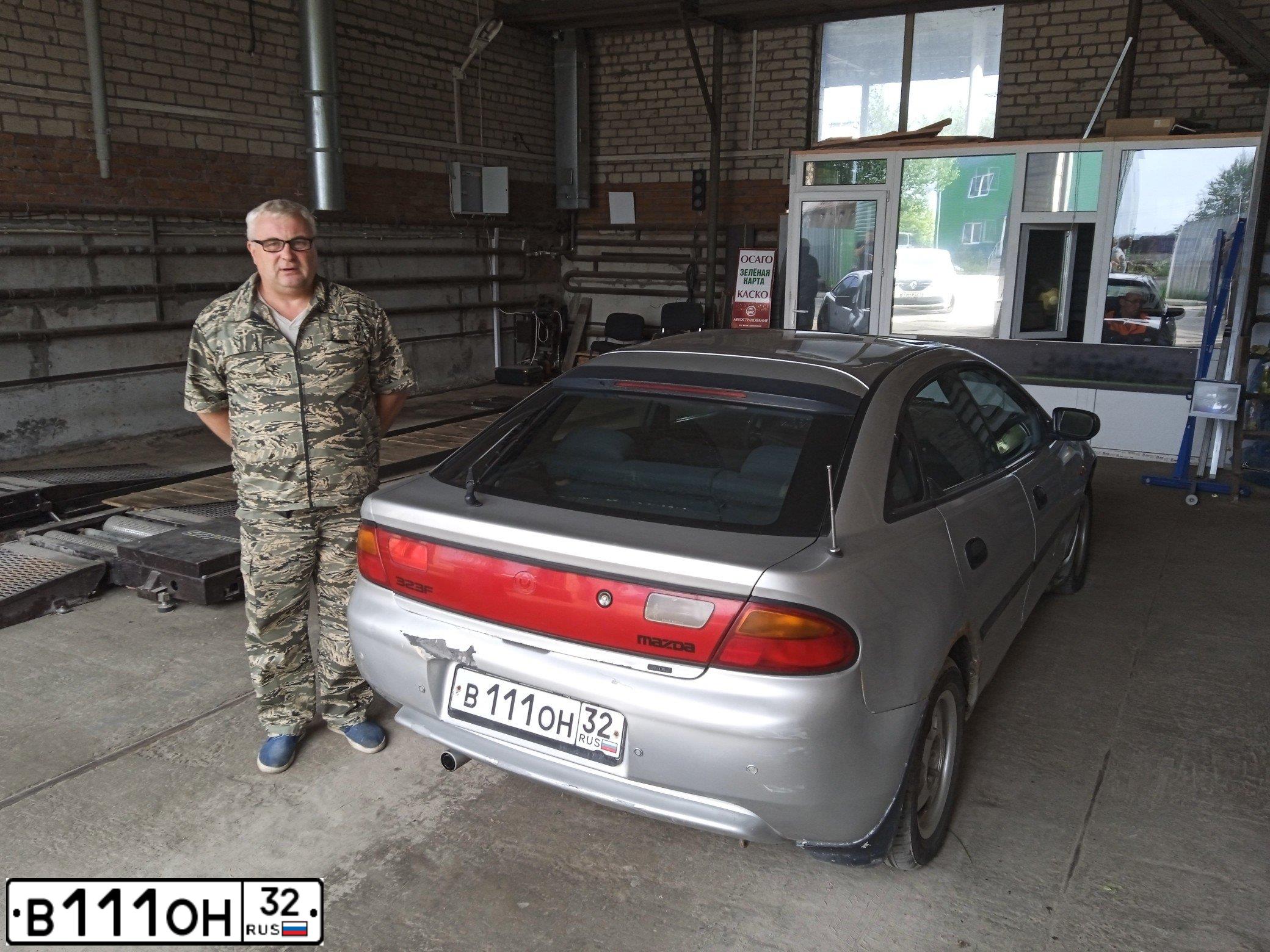 Фото автомобиля MAZDA 323, 1996 — госномер О387СВ32. Цвет: БЕЛЫЙ (СЕРЕБРИСТЫЙ)