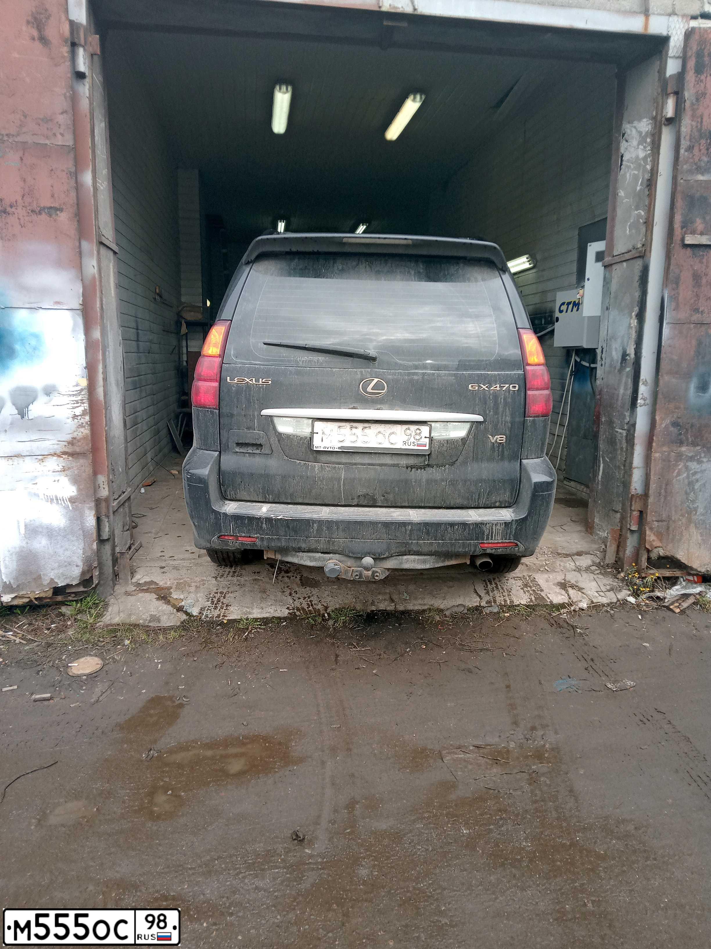 Фото автомобиля CHEVROLET TAHOE, 2000 — госномер М555ОС98. Цвет: серебристый