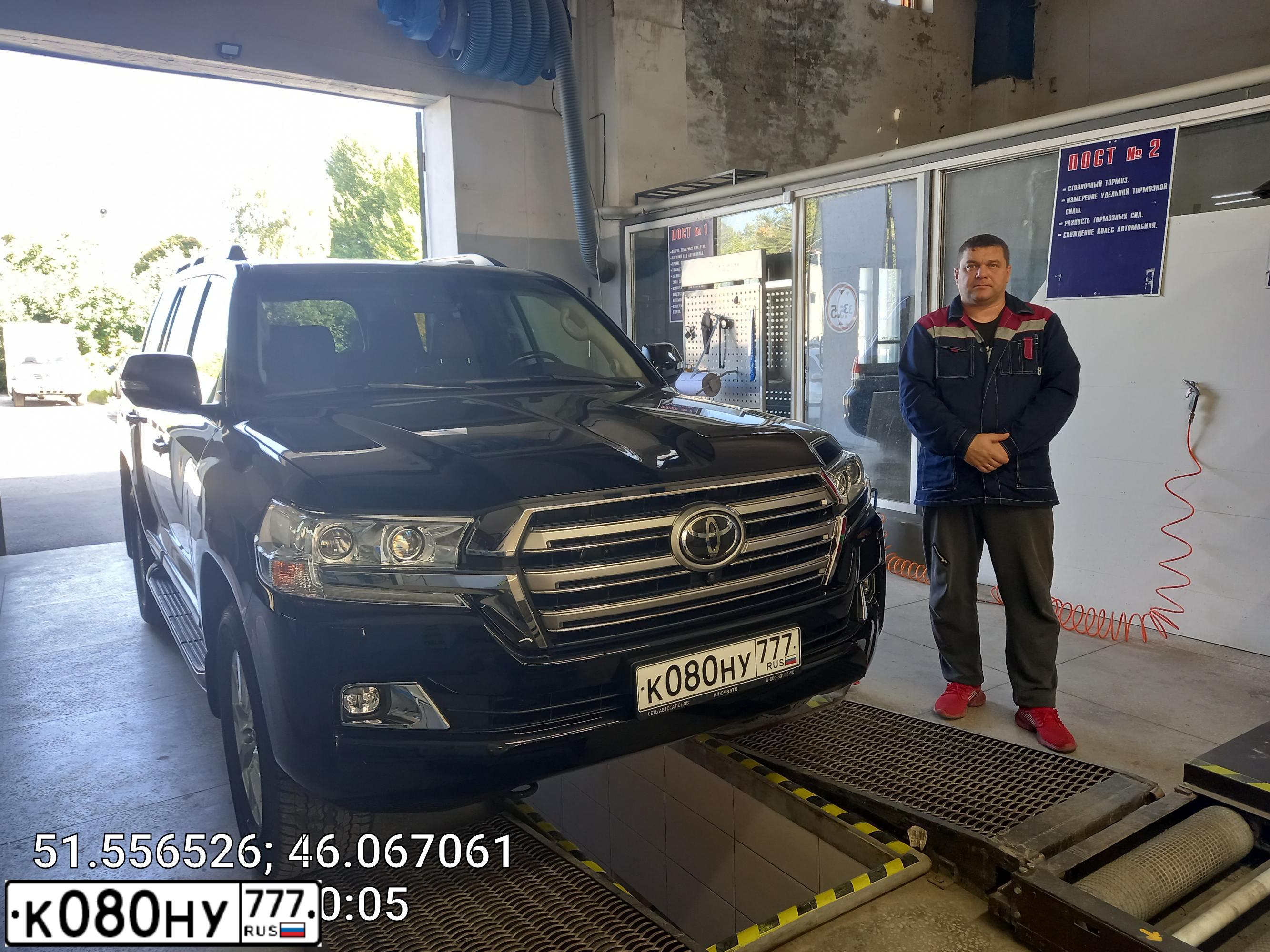 Фото автомобиля TOYOTA LANDCRUISER 200, 2012 — госномер А303ТУ77. Цвет: СЕРЫЙ