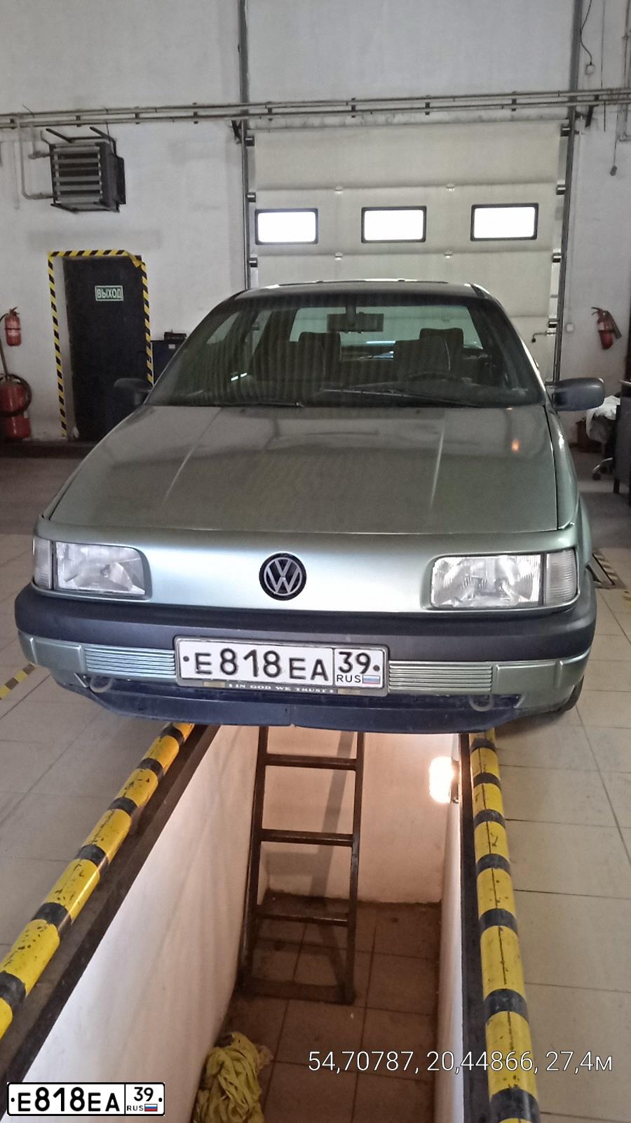 Фото автомобиля VOLKSWAGEN PASSAT, 1989 — госномер Е818ЕА39. Цвет: ЗЕЛЕНЫЙ